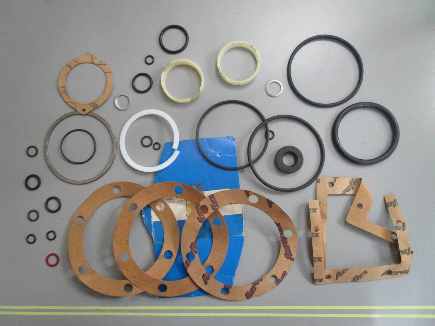 *NEW OEM* 0810 Volvo Penta Gasket Kit 875544