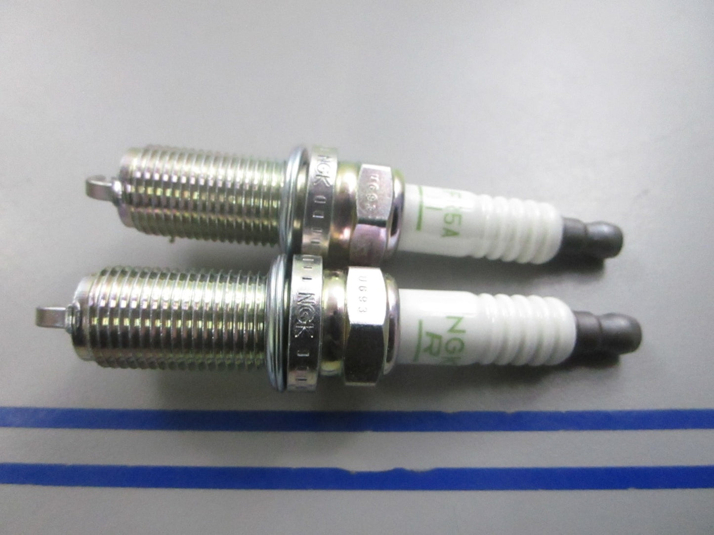 NEW (LOT OF 2) LFR5A-11 NGK V-Power Spark Plug 0810
