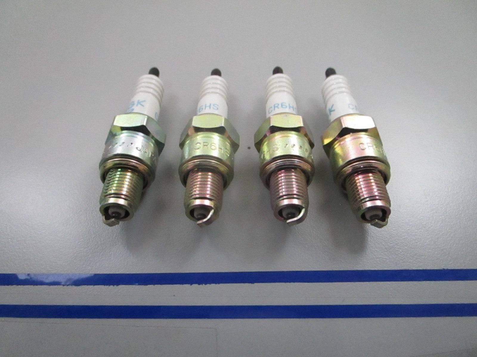 *NEW* (LOT OF 4) 0810 NGK Spark Plug CR6HS