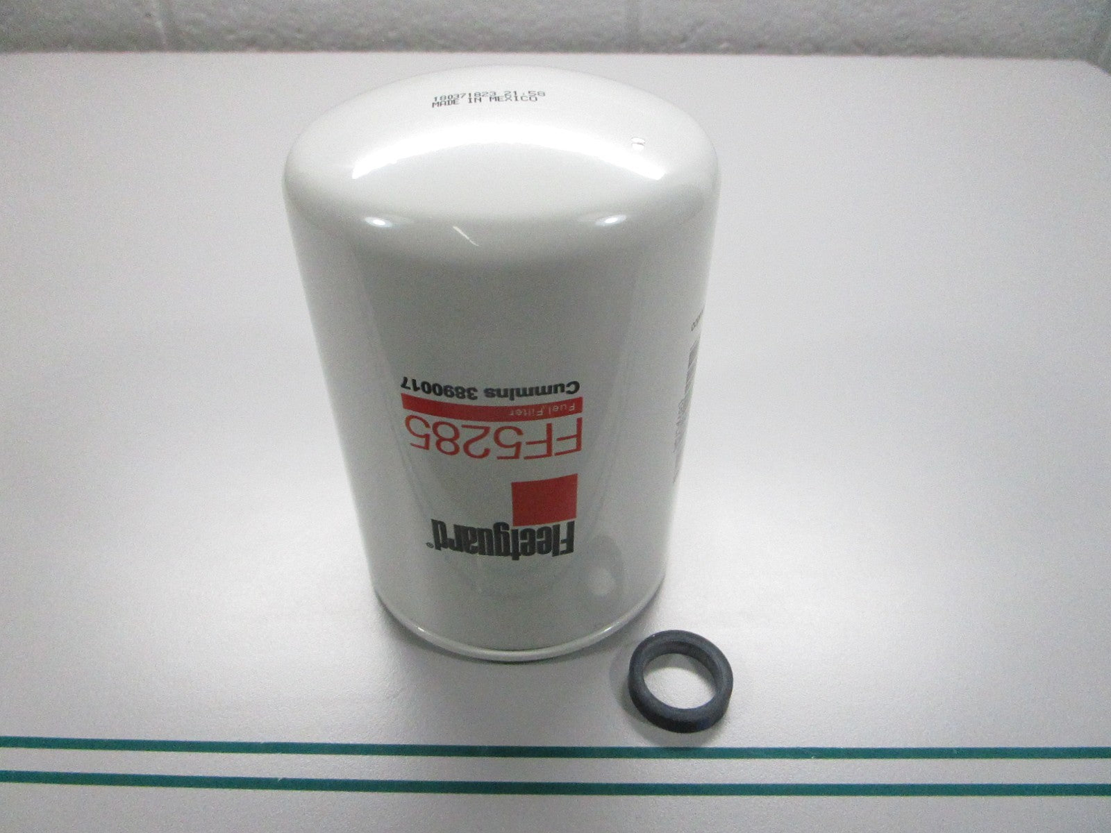 NEW OEM FF5285 Fleetguard Fuel Filter 0810