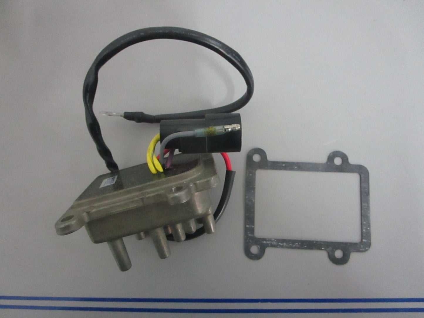 *NEW OEM* 0820 OMC Johnson Evinrude Rectifier/Regulator & Gasket Ay 439561