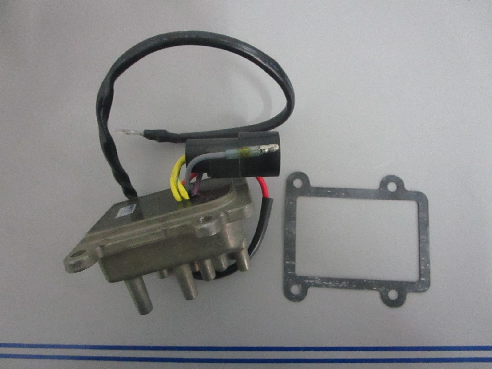 *NEW OEM* 0820 OMC Johnson Evinrude Rectifier/Regulator & Gasket Ay 439561
