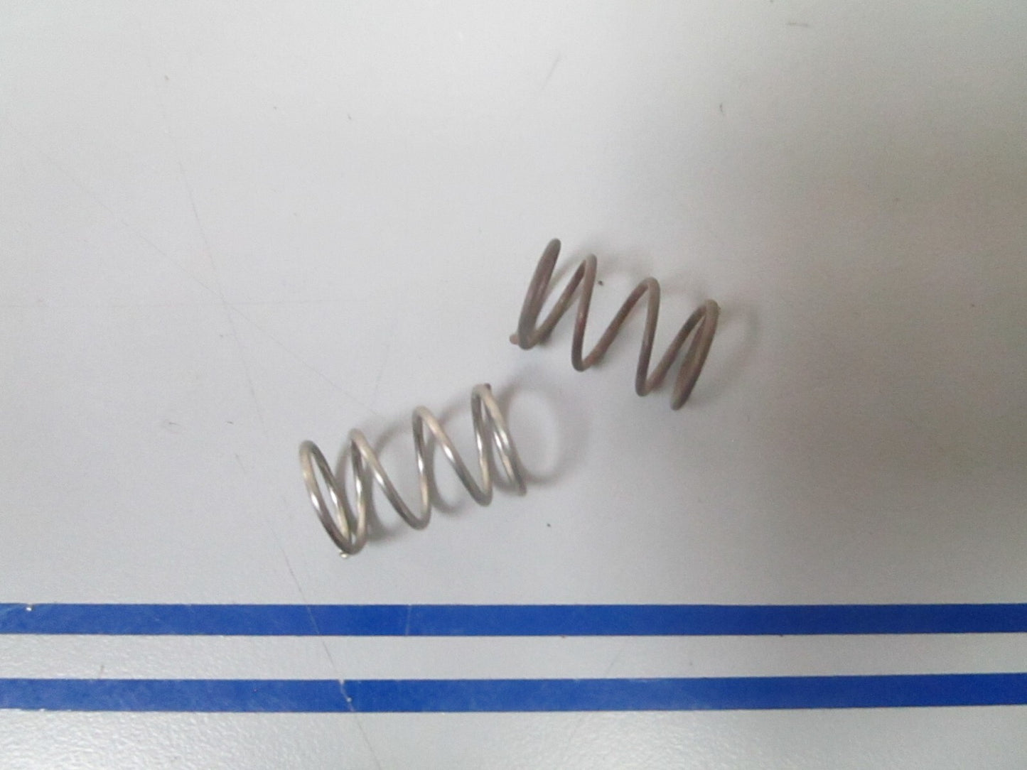 *NEW OEM* (LOT OF 2) 0810 OMC Johnson Evinrude Spring 305909 0305909