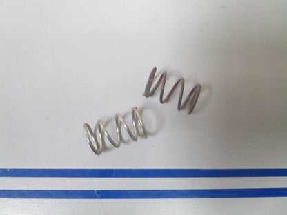 *NEW OEM* (LOT OF 2) 0810 OMC Johnson Evinrude Spring 305909 0305909