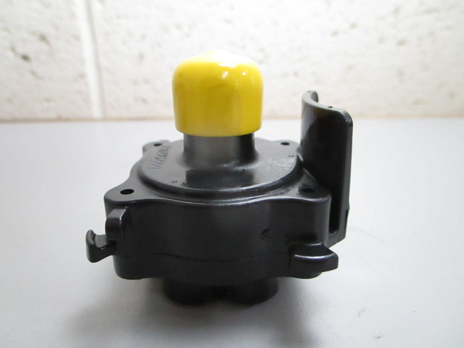 *NEW OEM* 0820 OMC Johnson Evinrude Oil Manifold Ay 5007639
