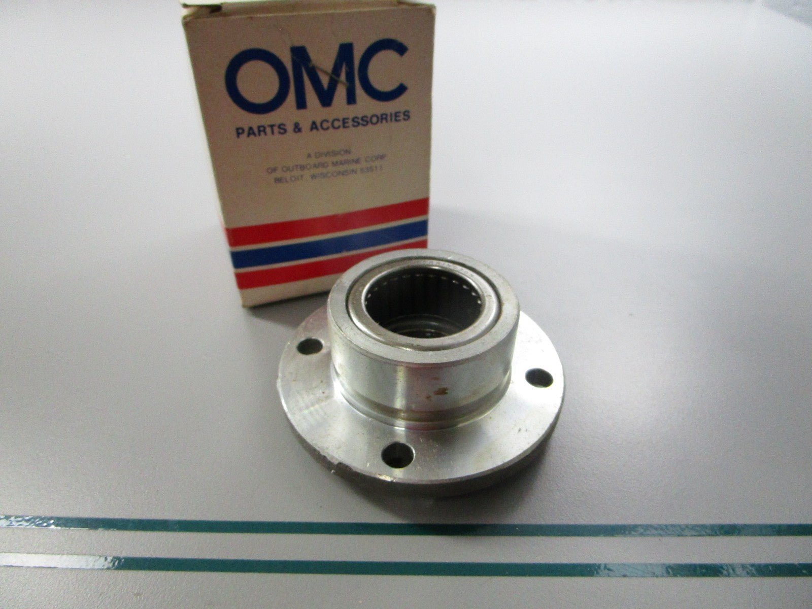 NEW OEM 383119 0383119 OMC Johnson Evinrude Bearing Housing & Seal Ay 0810