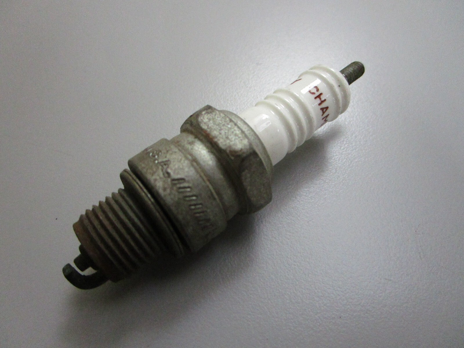 *NEW* 0810 Champion Spark Plug L-82Y
