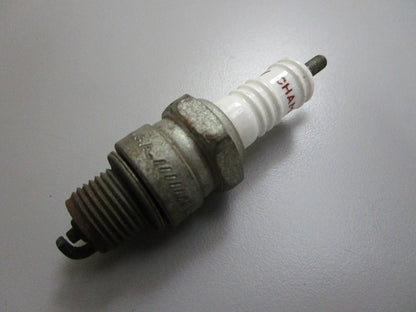 *NEW* 0810 Champion Spark Plug L-82Y