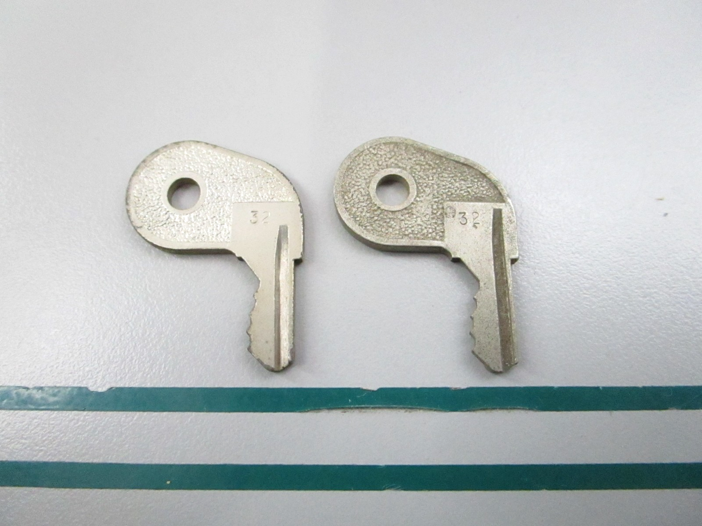 NEW OEM (LOT OF 2) 501796 0501796 OMC Johnson Evinrude 73-32 Ignition Key 0810