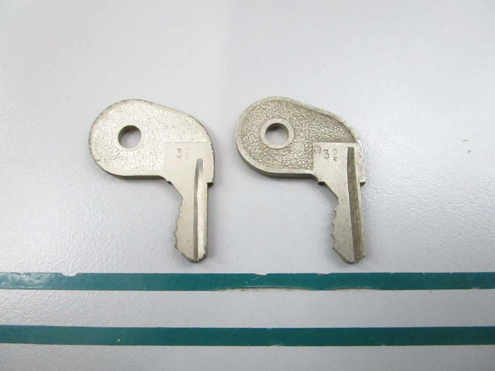 NEW OEM (LOT OF 2) 501796 0501796 OMC Johnson Evinrude 73-32 Ignition Key 0810