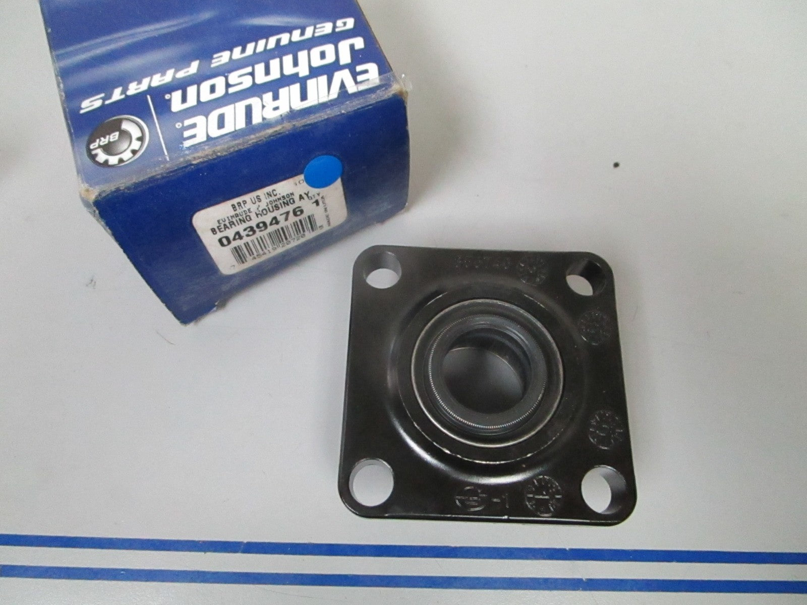 *NEW OEM* 0840 Johnson Evinrude Bearing Housing Ay 0439476 439476