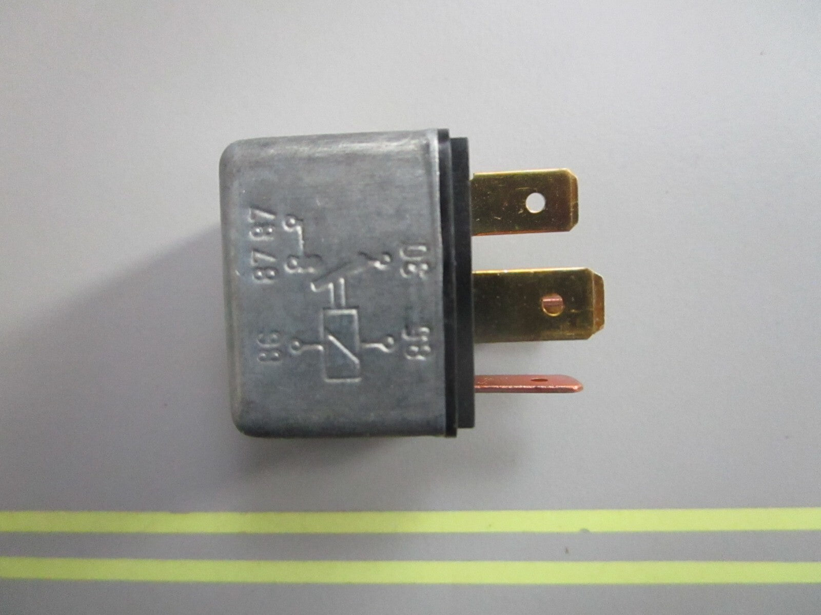 *NEW OEM* 0810 Volvo Penta Relay 876037