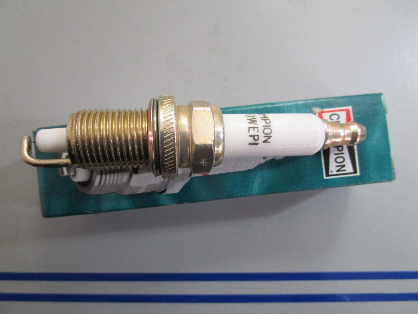 *NEW* 0810 Champion Spark Plug QC10WEPI 5010808