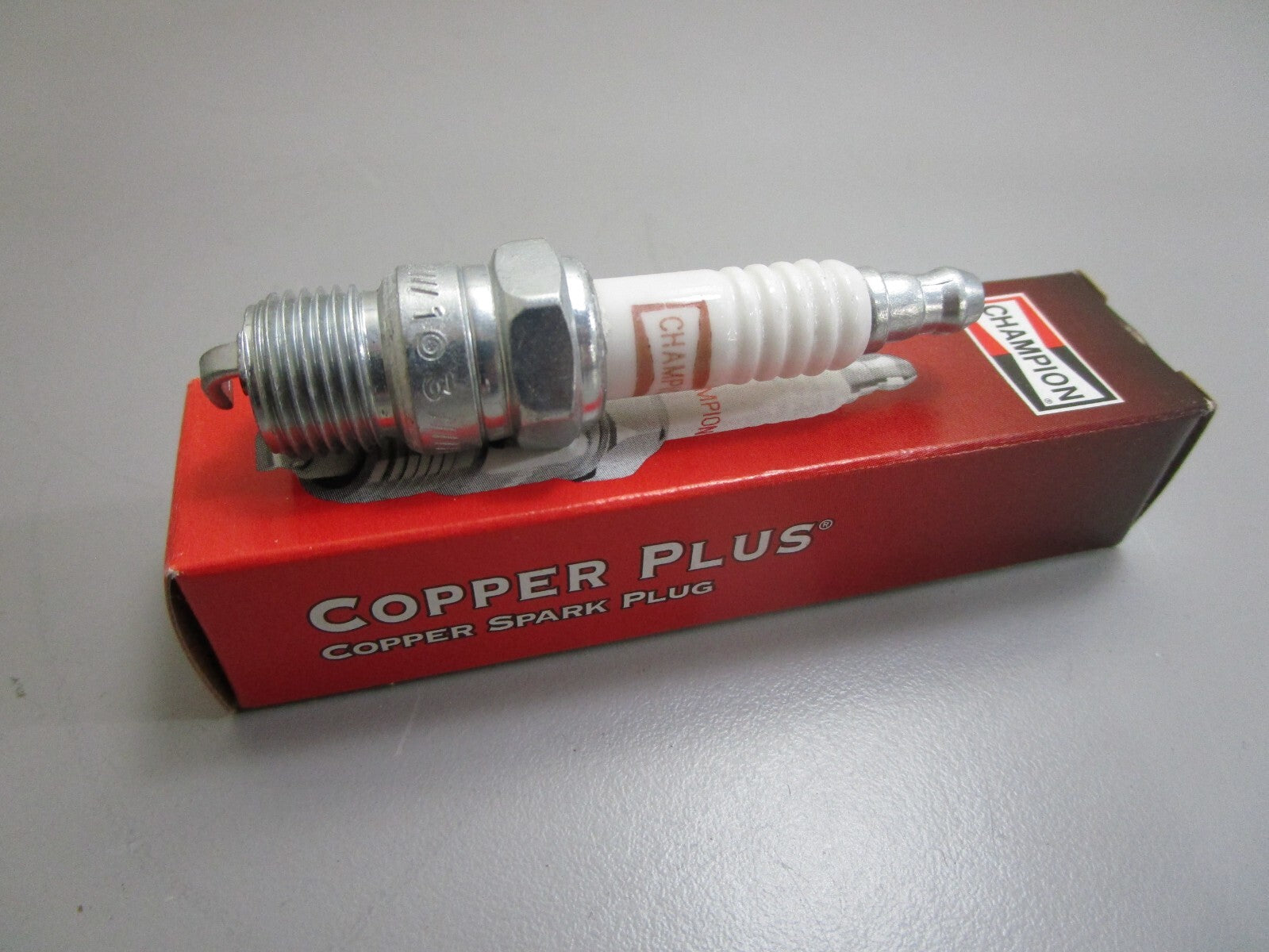 *NEW* (LOT OF 8) 0820 Champion Spark Plug RV8C
