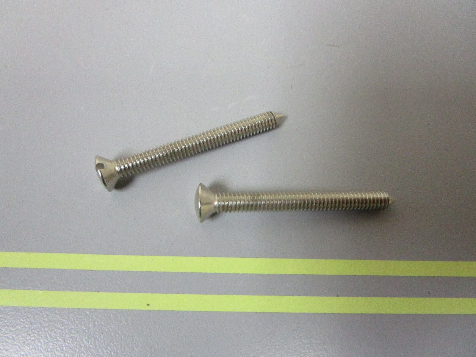 *NEW OEM* (LOT OF 2) 0810 OMC Johnson Evinrude Screw 303060 0303060