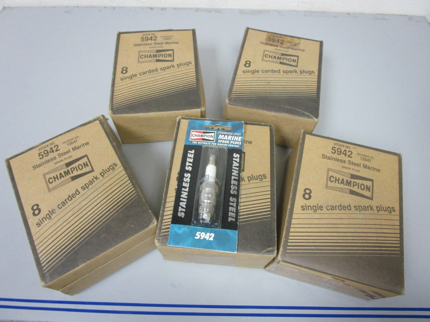 *NEW OEM* (LOT OF 40) 0720 Champion Spark Plug 5942
