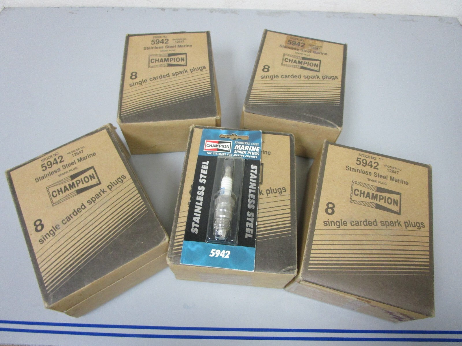 *NEW OEM* (LOT OF 40) 0720 Champion Spark Plug 5942