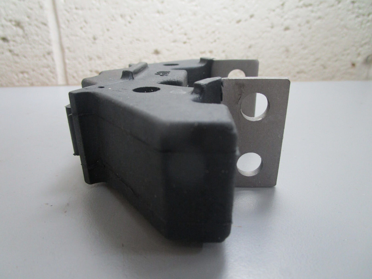 *NEW OEM* 0820 Suzuki Lower Mount 54160-93E02