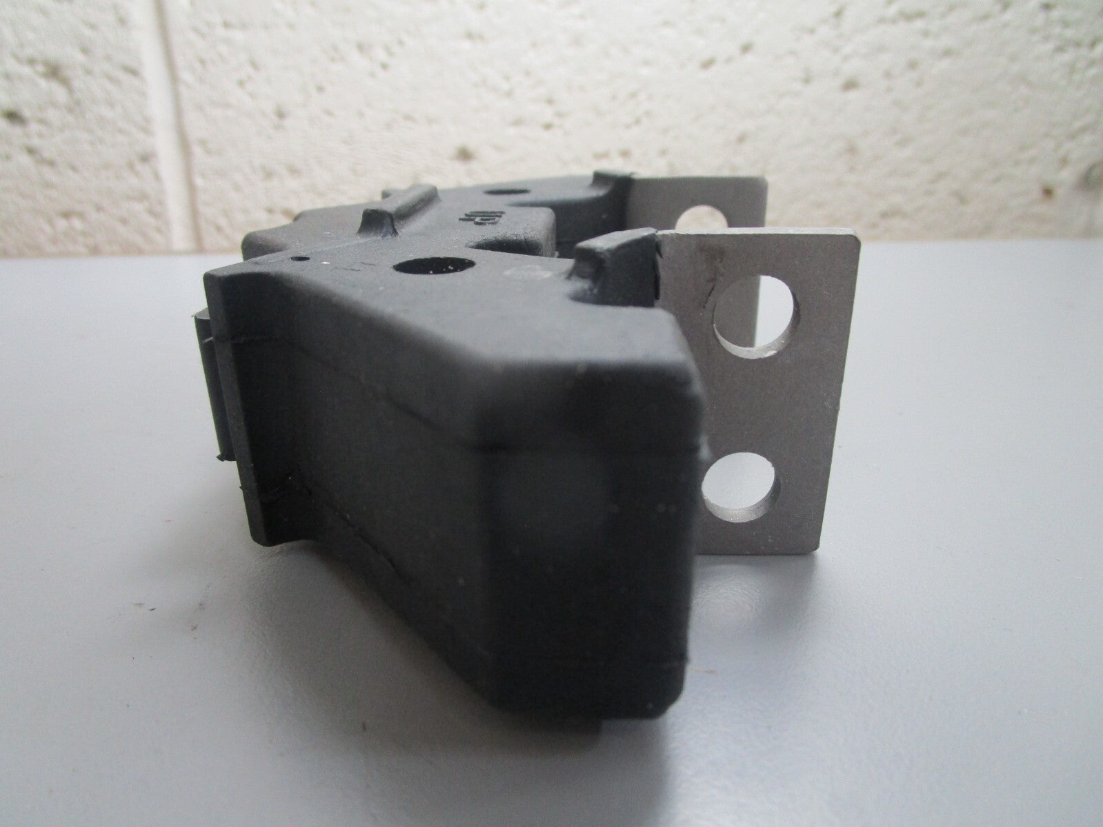 *NEW OEM* 0820 Suzuki Lower Mount 54160-93E02