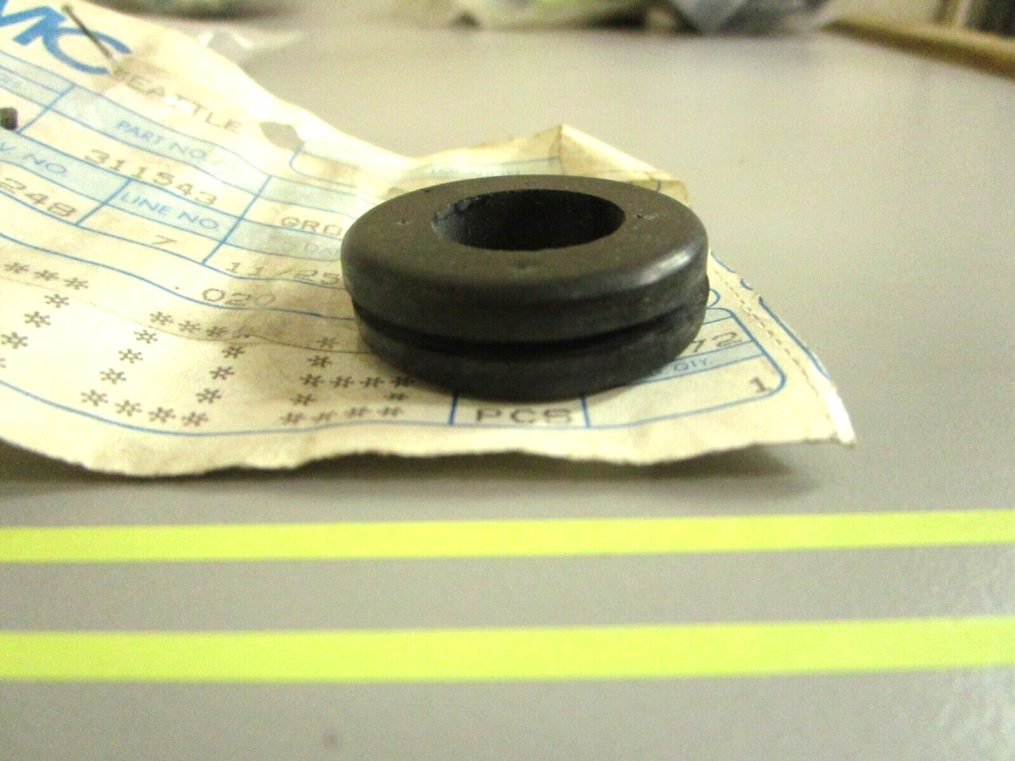 *NEW OEM* 0750 OMC Johnson Evinrude GROMMET 311543 0311543