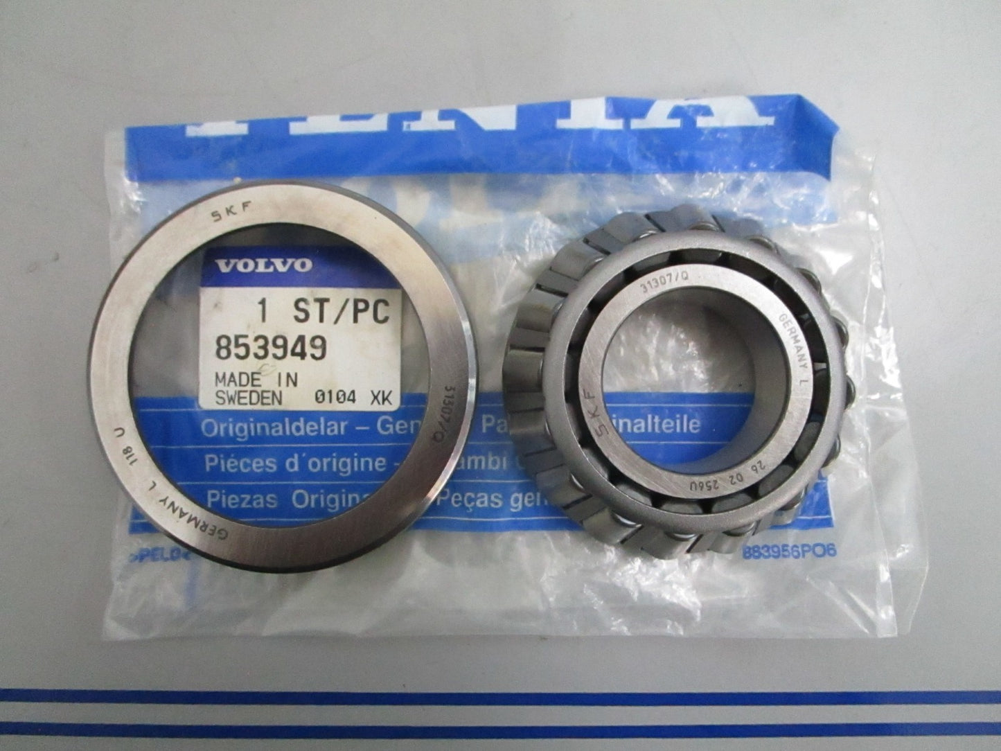 *NEW OEM* 0820 Volvo Penta Roller Bearing 853949