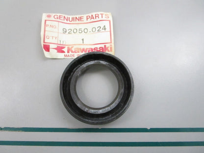 NEW OEM 92050-024 Kawasaki Oil Seal 0810