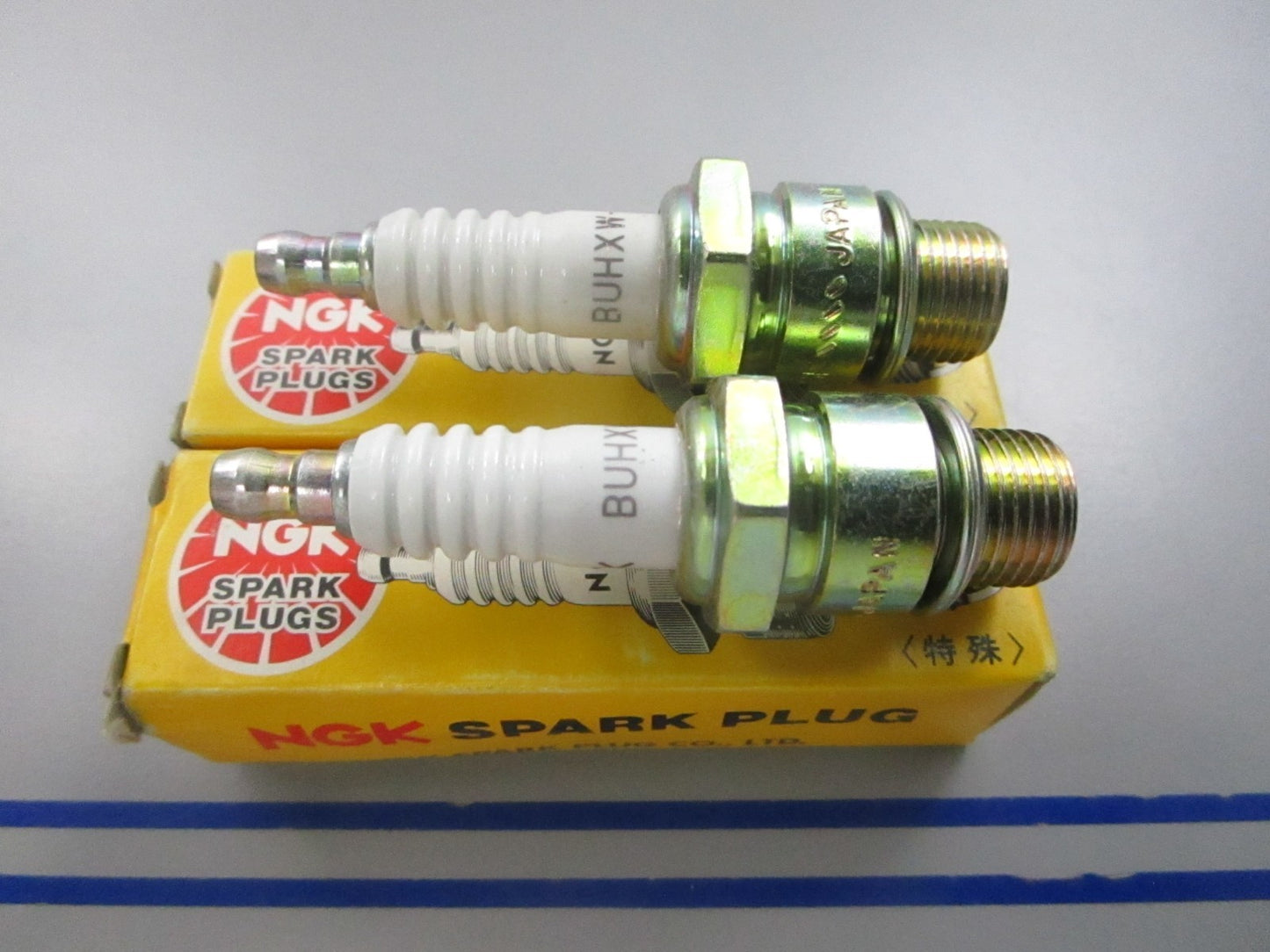 NEW (LOT OF 2) BUHXW-1 NGK Spark Plug 0810