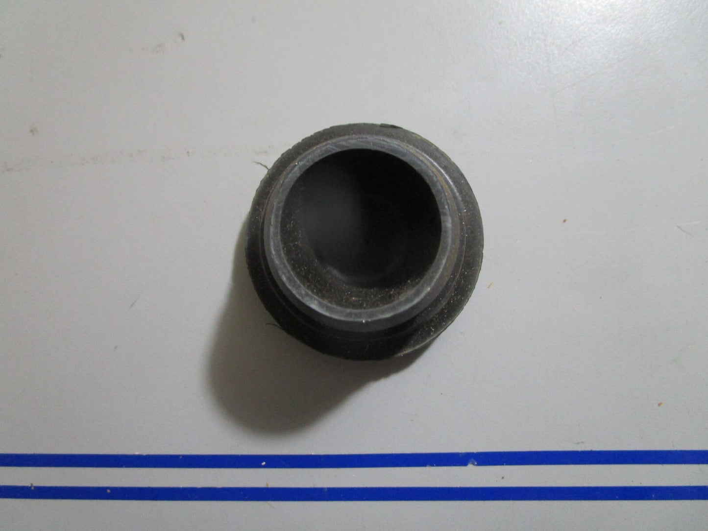 *NEW OEM* 0810 OMC Johnson Evinrude Push-On Oil Cap 985084 0985084