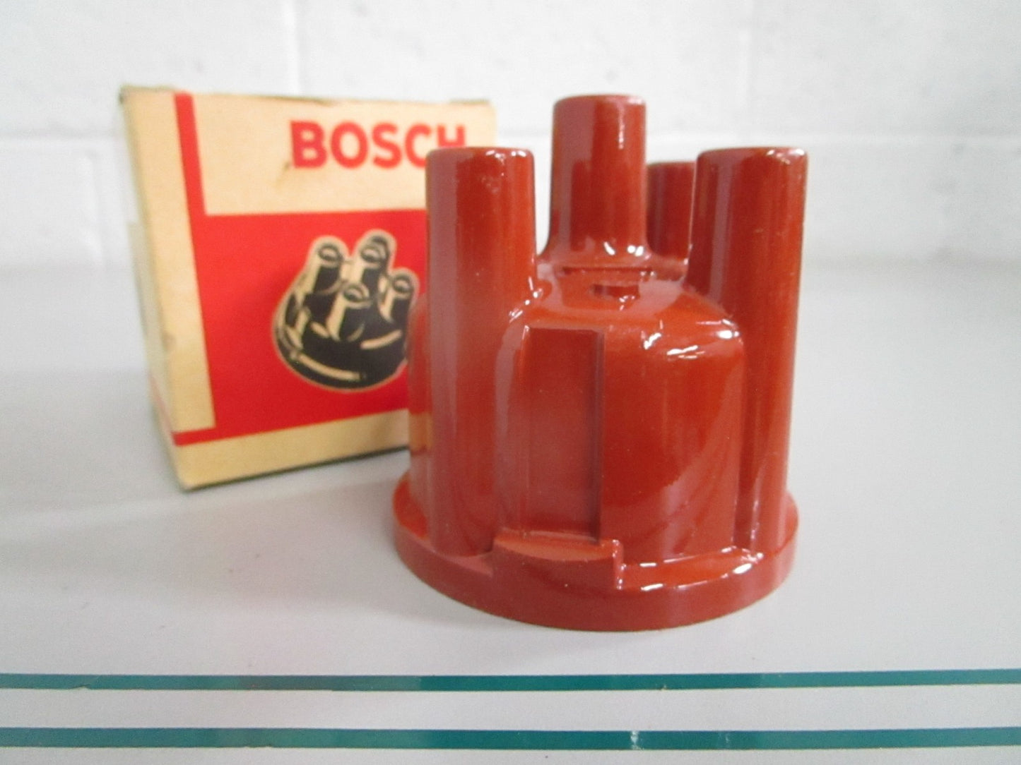 NEW OEM 870690 1235522059 Volvo Penta Bosch Distributor Cap 0820