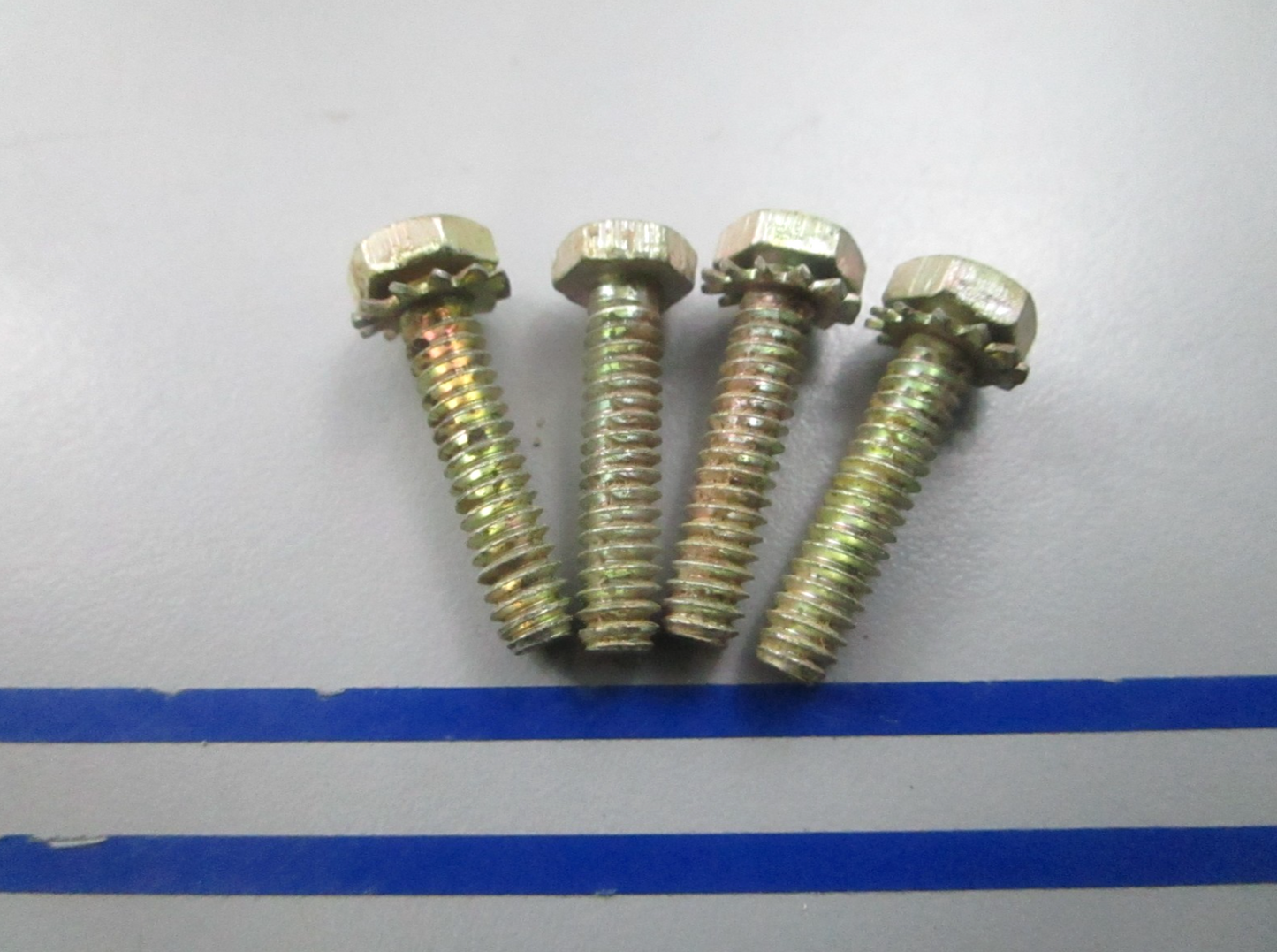 NEW OEM (LOT OF 4) 323547 0323547 OMC Johnson Evinrude Screw 0810