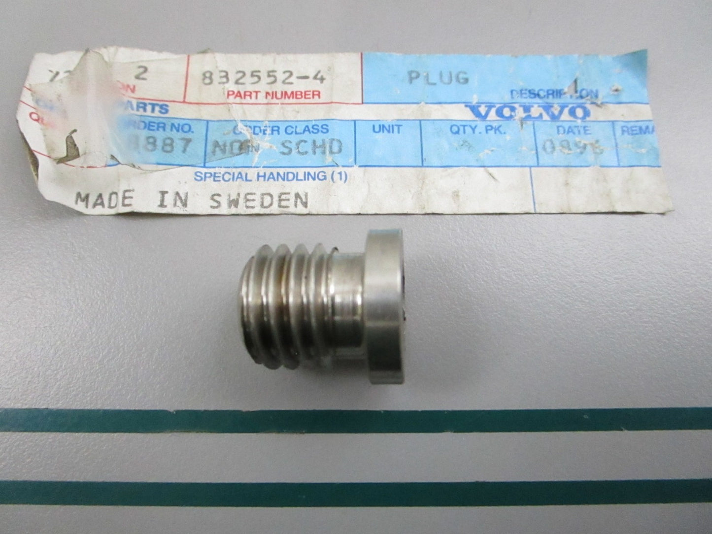 NEW OEM 832552 Volvo Penta Plug 0810