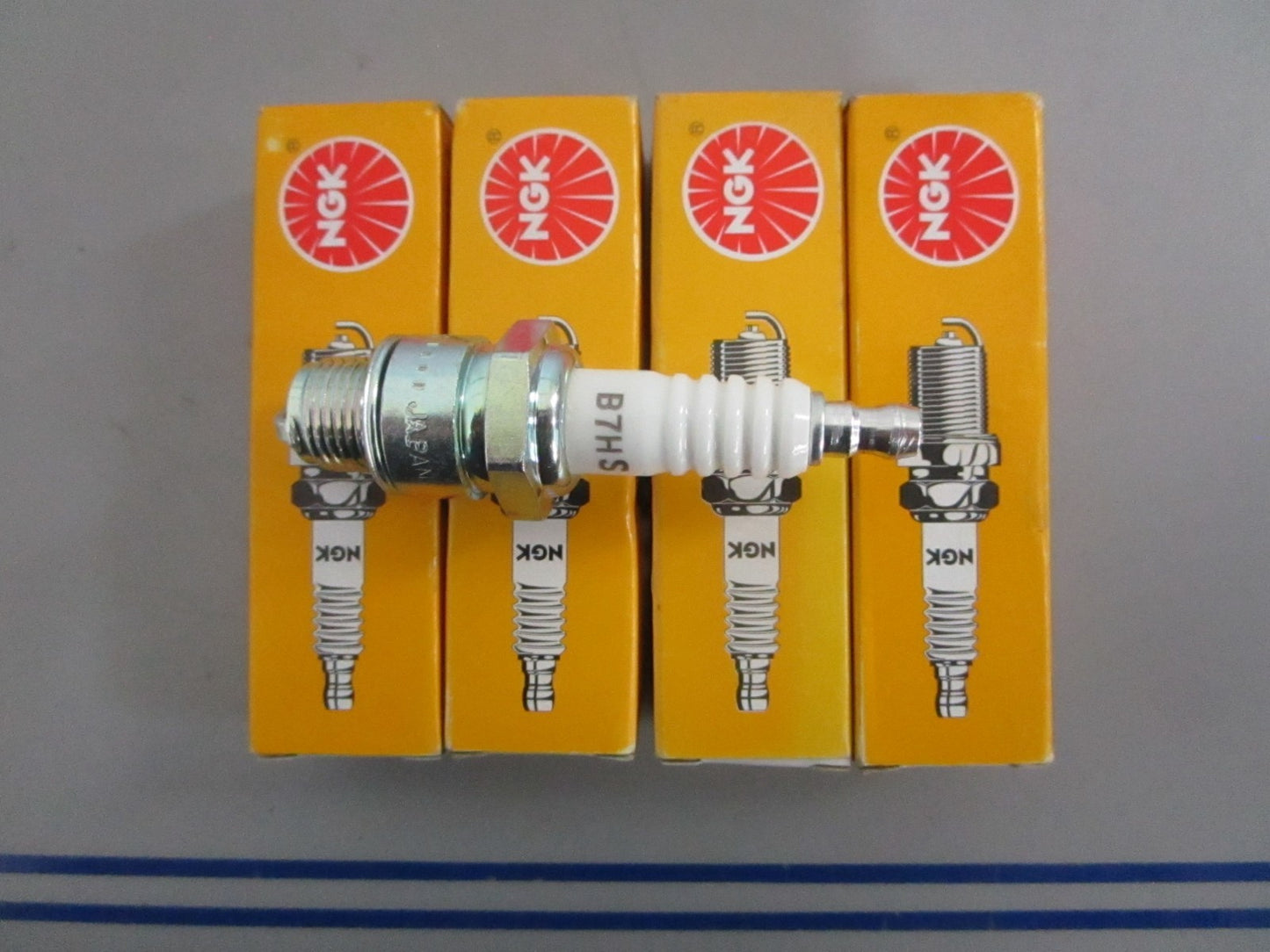 *NEW OEM* (LOT OF 4) 0820 NGK Spark Plug B7HS