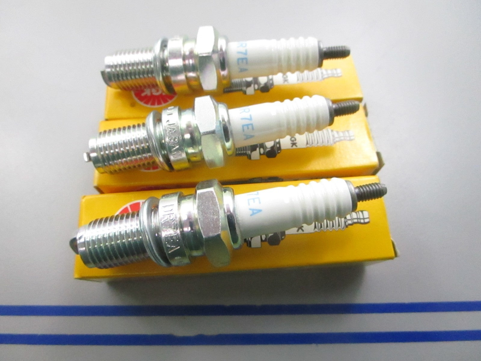 NEW (LOT OF 3) DR7EA NGK Spark Plug 0810