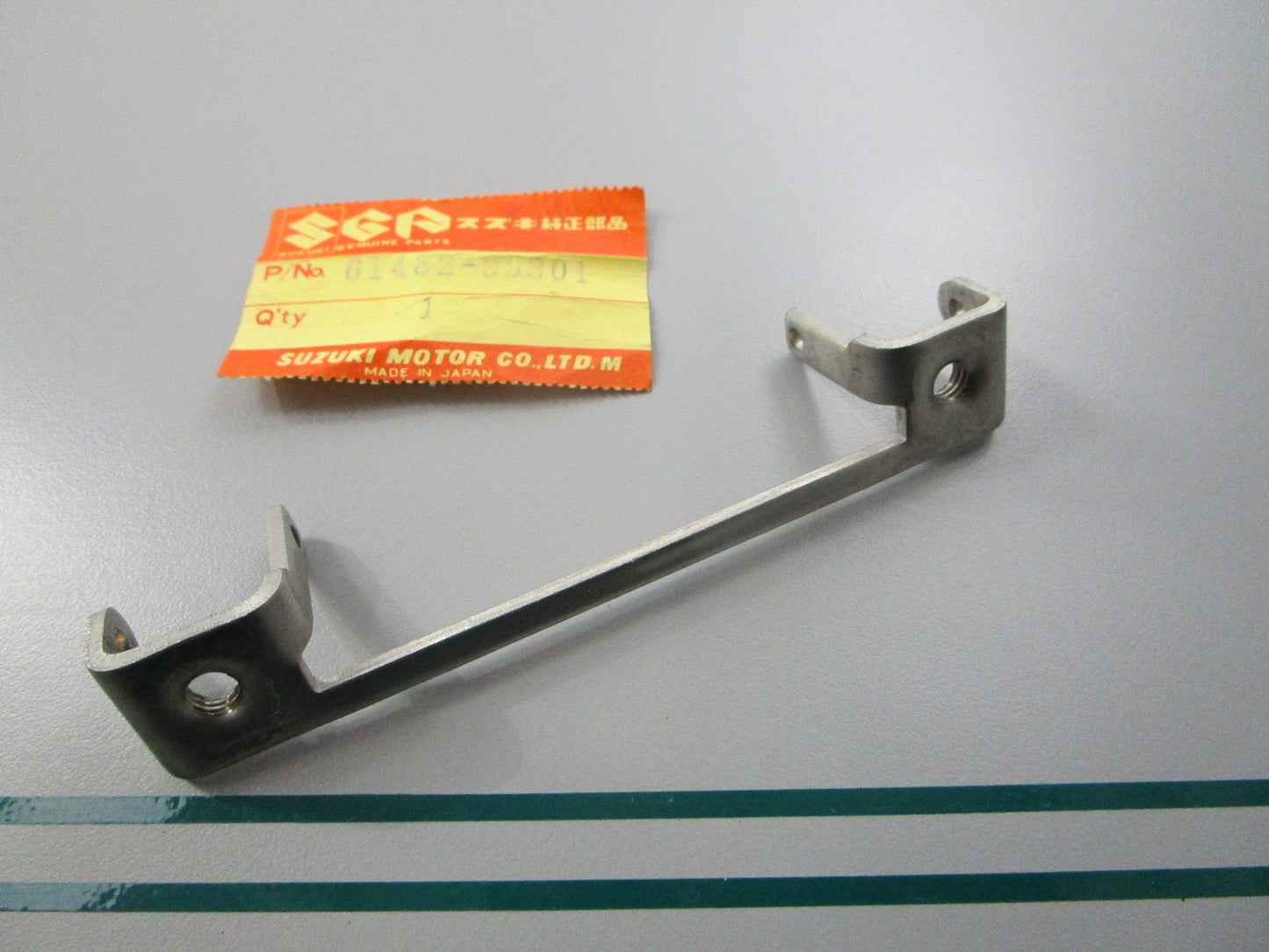 NEW OEM 61482-95301 Suzuki Hinge 0810