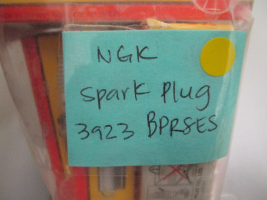 *NEW* 0810 NGK Spark Plug 3923 BPR8ES