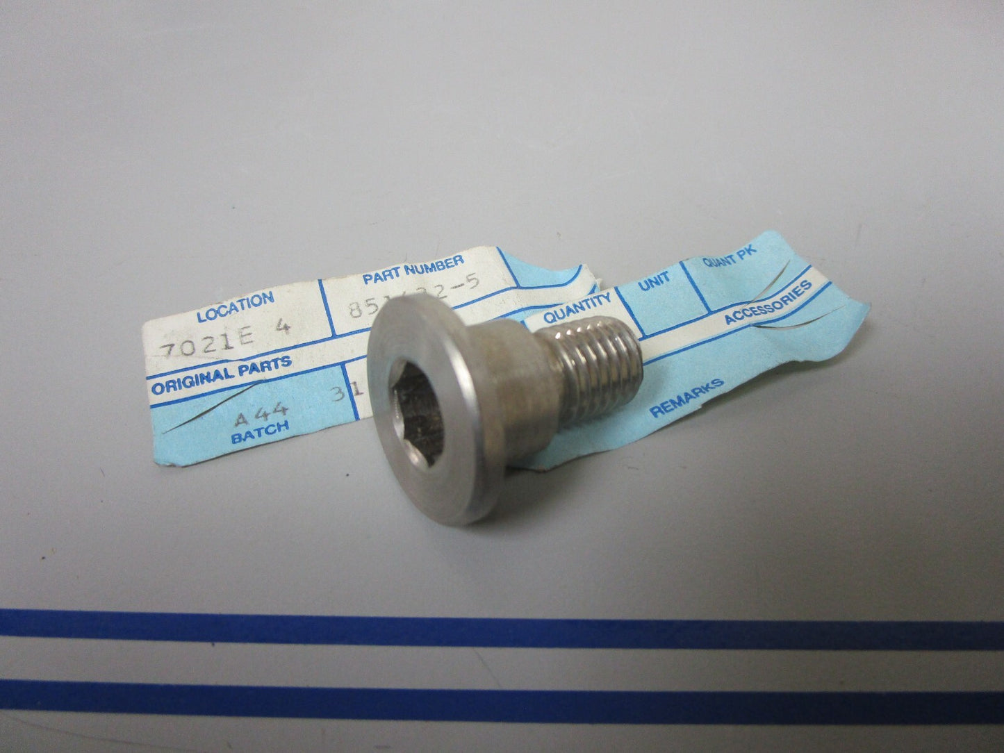*NEW OEM* 0810 Volvo Penta Shoulder Screw 851432