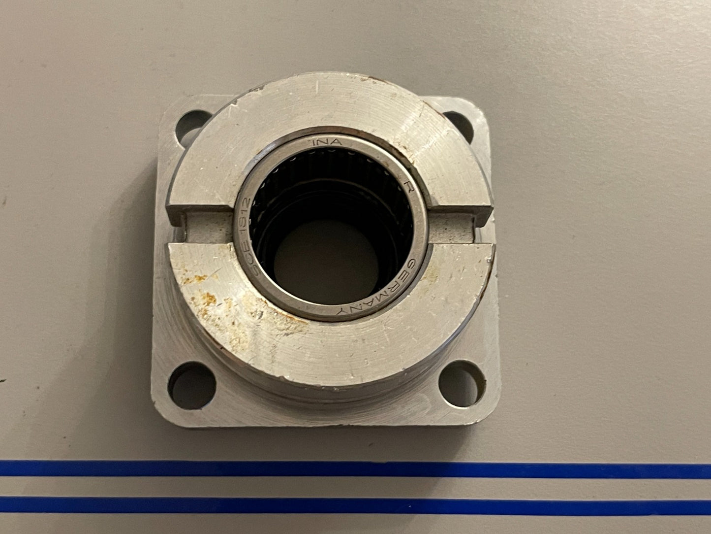 NEW OEM 320883 0320883 OMC Johnson Evinrude Bearing Housing & Seal Assembly 0720