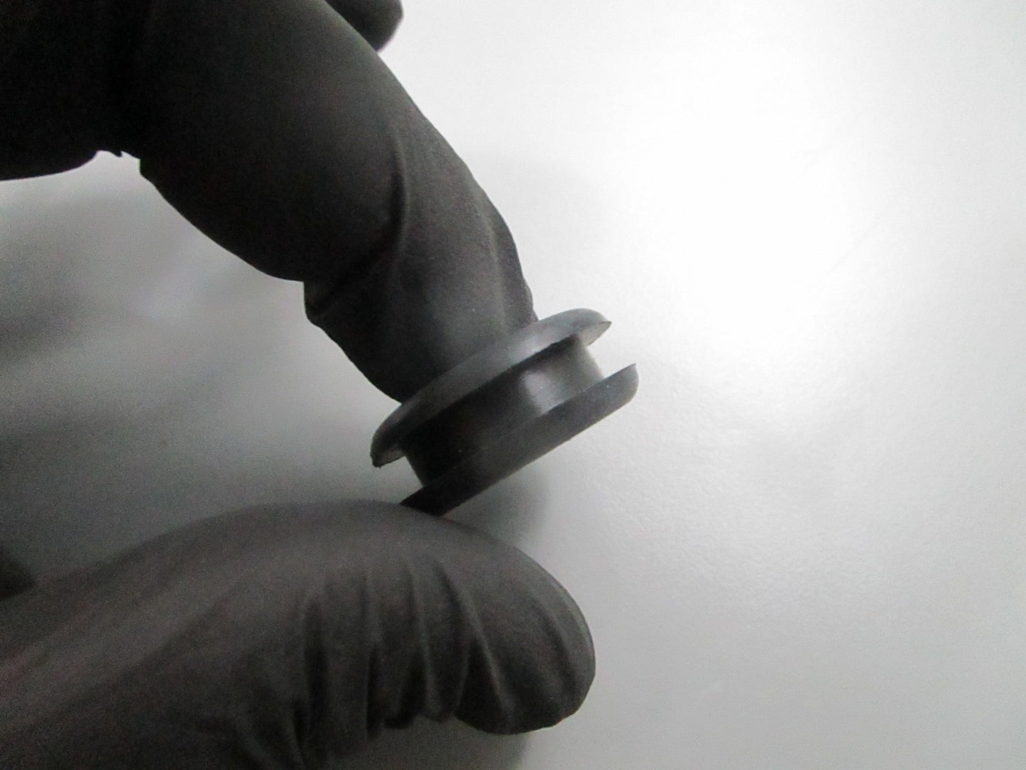 *NEW OEM* 0810 Volvo Penta Grommet 3858345