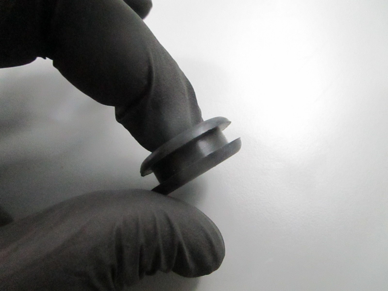 *NEW OEM* 0810 Volvo Penta Grommet 3858345