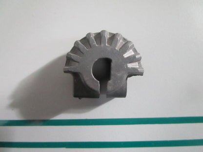 NEW OEM 305617 0305617 OMC Johnson Evinrude 9T Pinion 0820