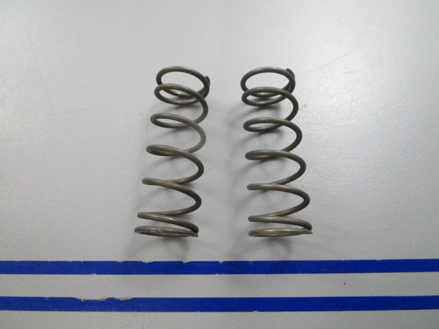 NEW OEM (LOT OF 2) 305573 0305573 OMC Johnson Evinrude Shift Spring 0810