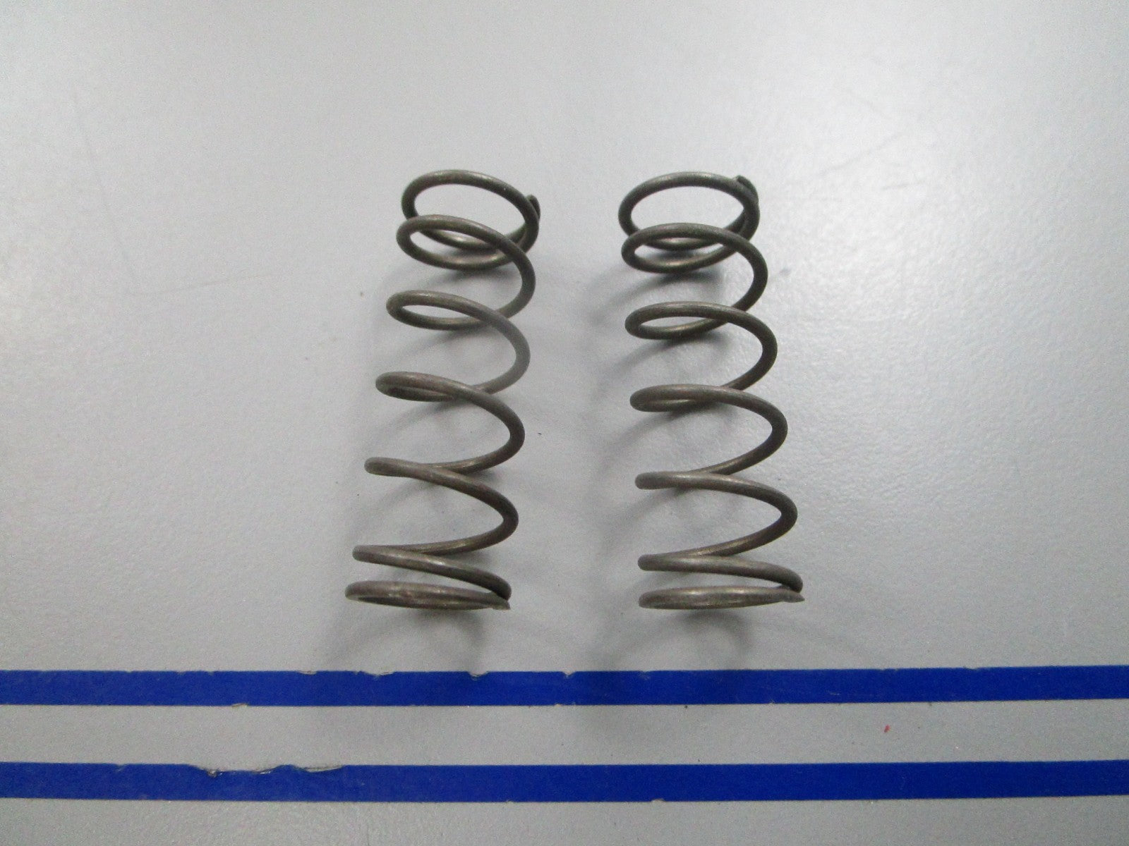 NEW OEM (LOT OF 2) 305573 0305573 OMC Johnson Evinrude Shift Spring 0810