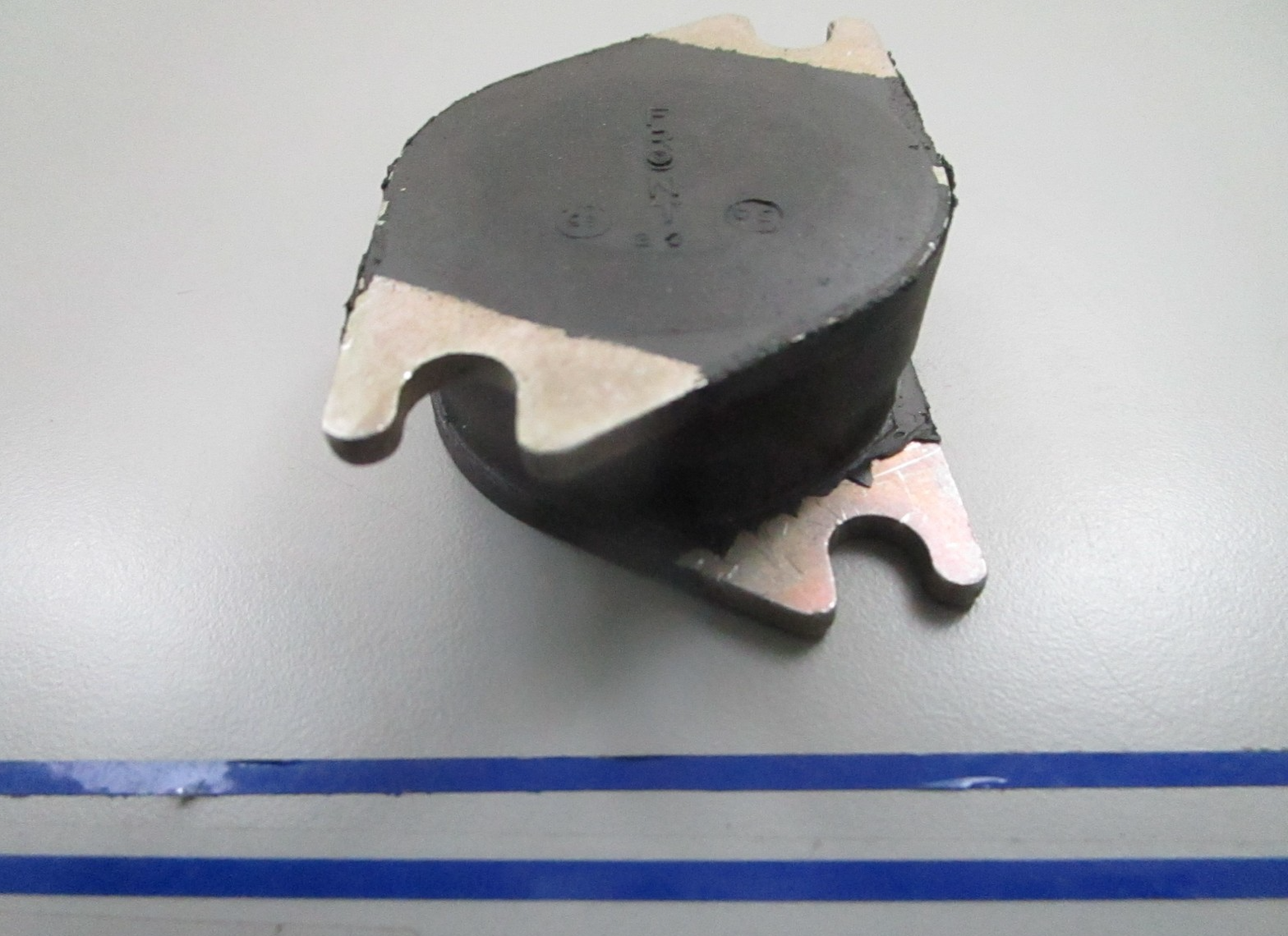 *NEW OEM* 0810 Mercury Force Shock Mount F183346-1