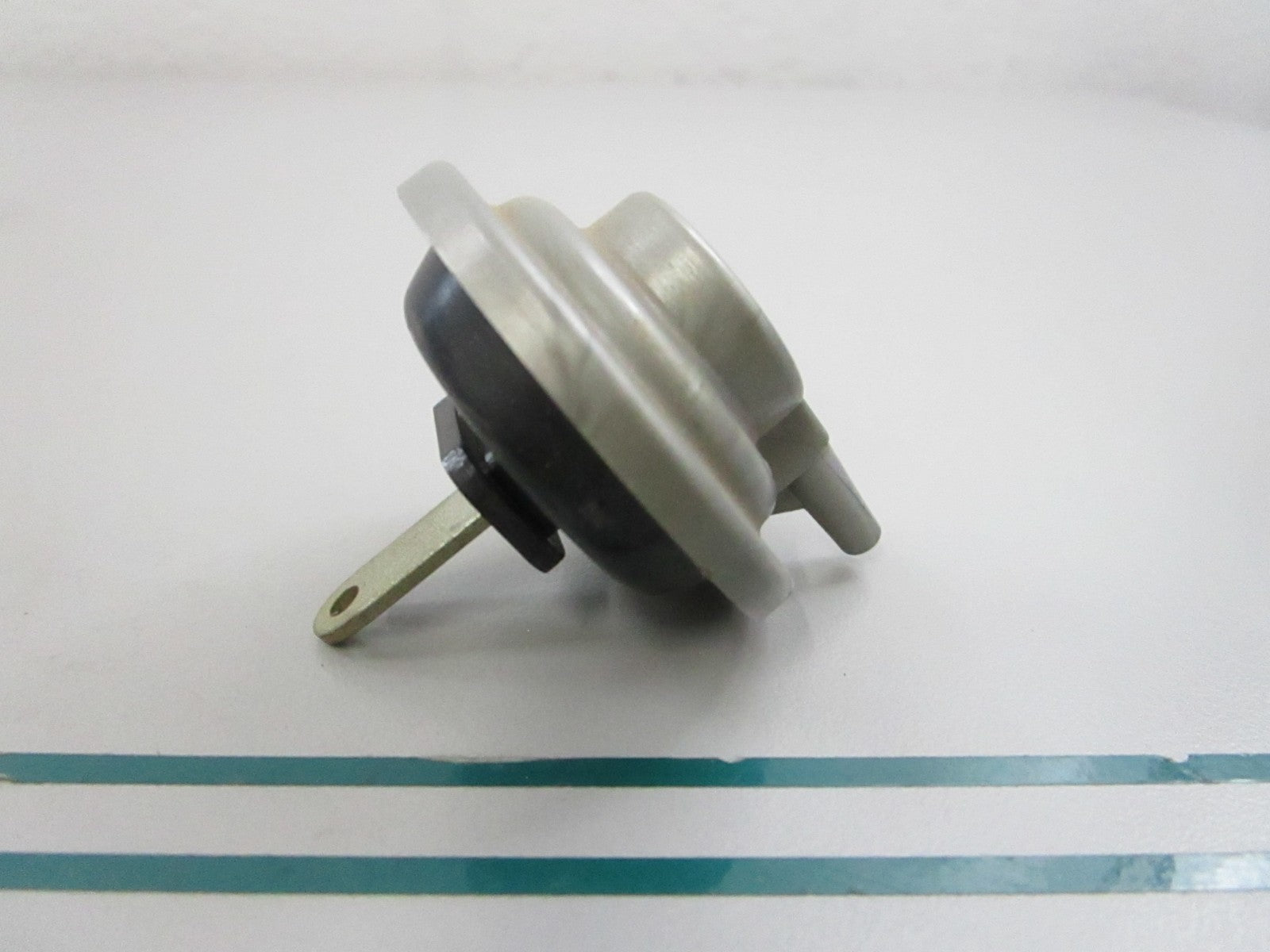 NEW OEM 383916 0383916 OMC Johnson Evinrude Vacuum Control 0810