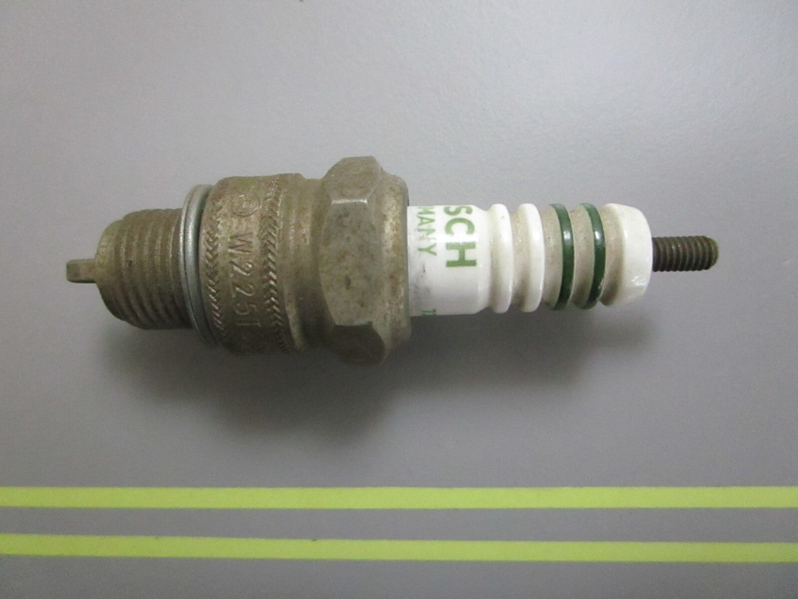 *NEW OEM* 0810 Bosch Spark Plug W225T35
