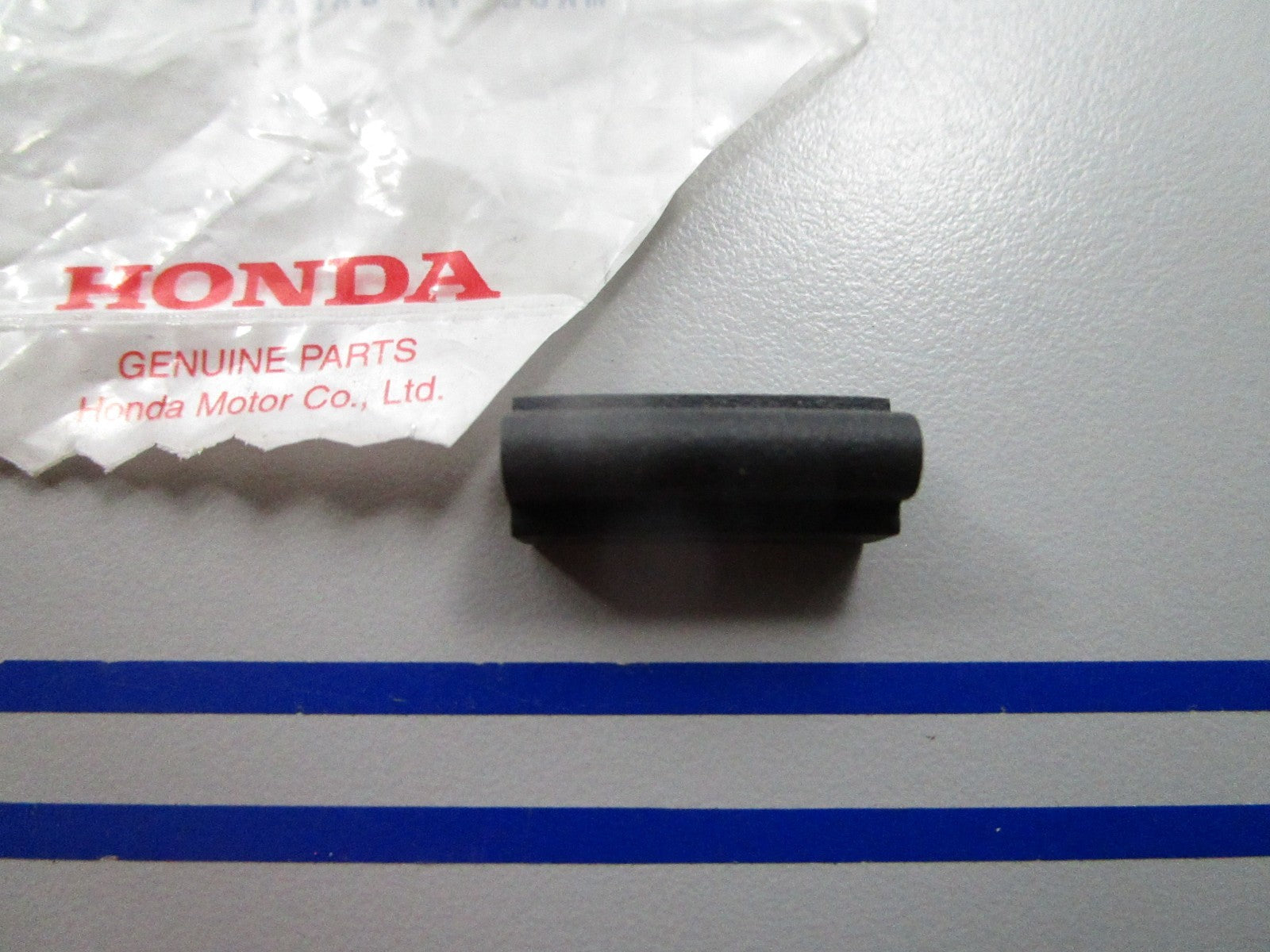 NEW OEM 81204-MV9-300 Honda Seal 0810