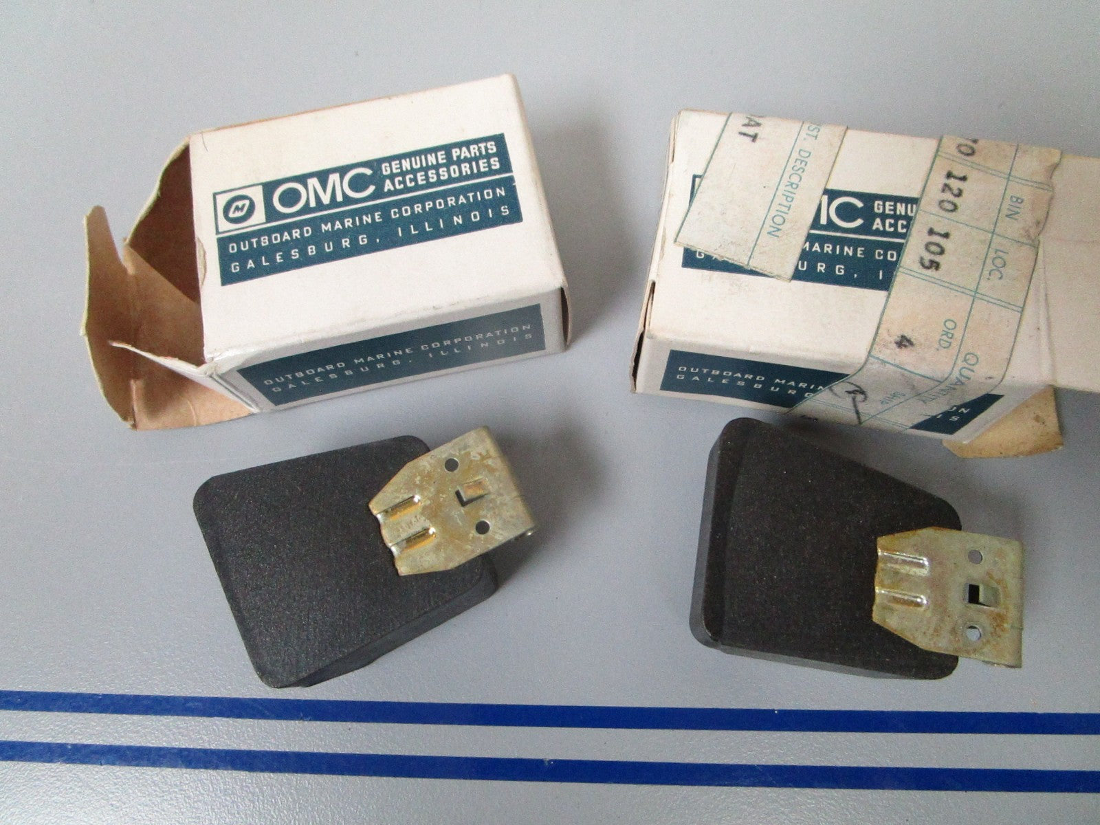 NEW OEM (LOT OF 2) 381353 0381353 OMC Johnson Evinrude Float & Arm 0810