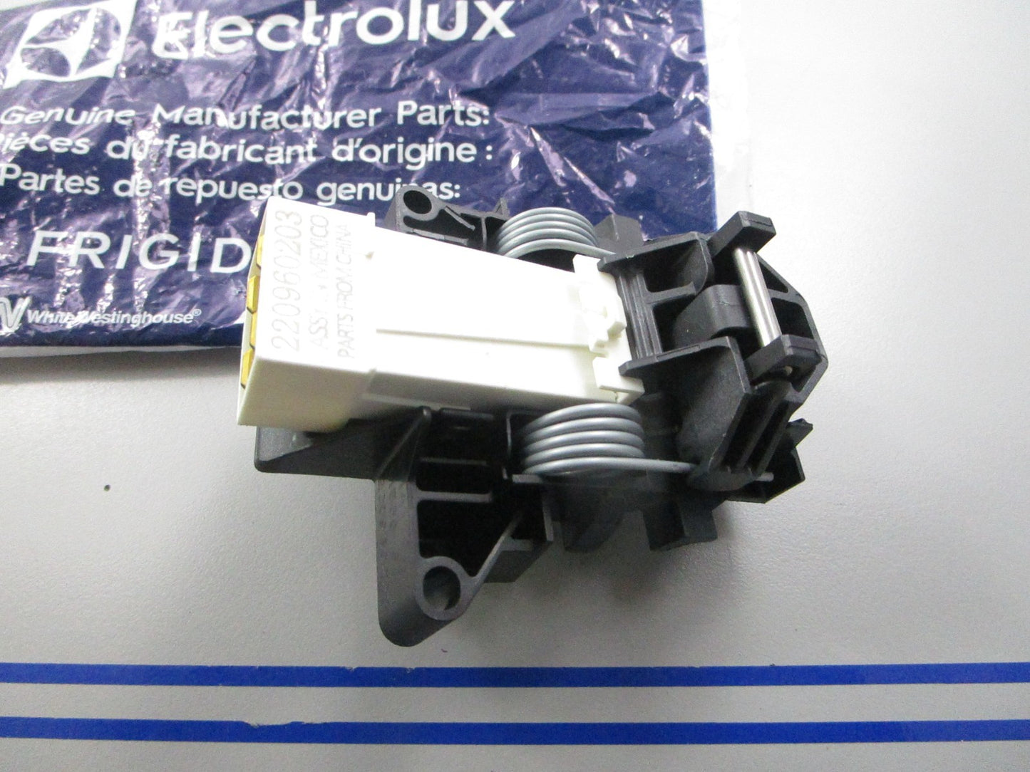 *NEW OEM* 0810 Electrolux Door Latch Assembly 5304516818