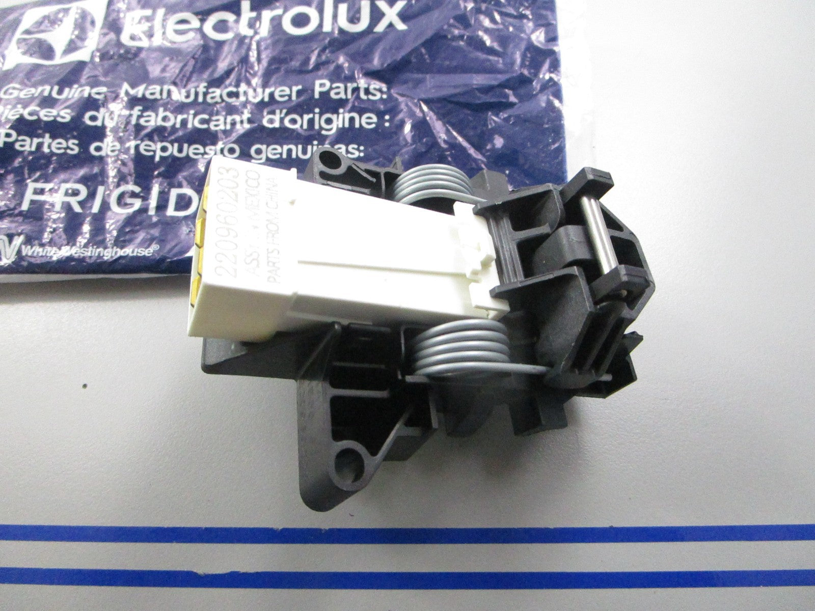 *NEW OEM* 0810 Electrolux Door Latch Assembly 5304516818