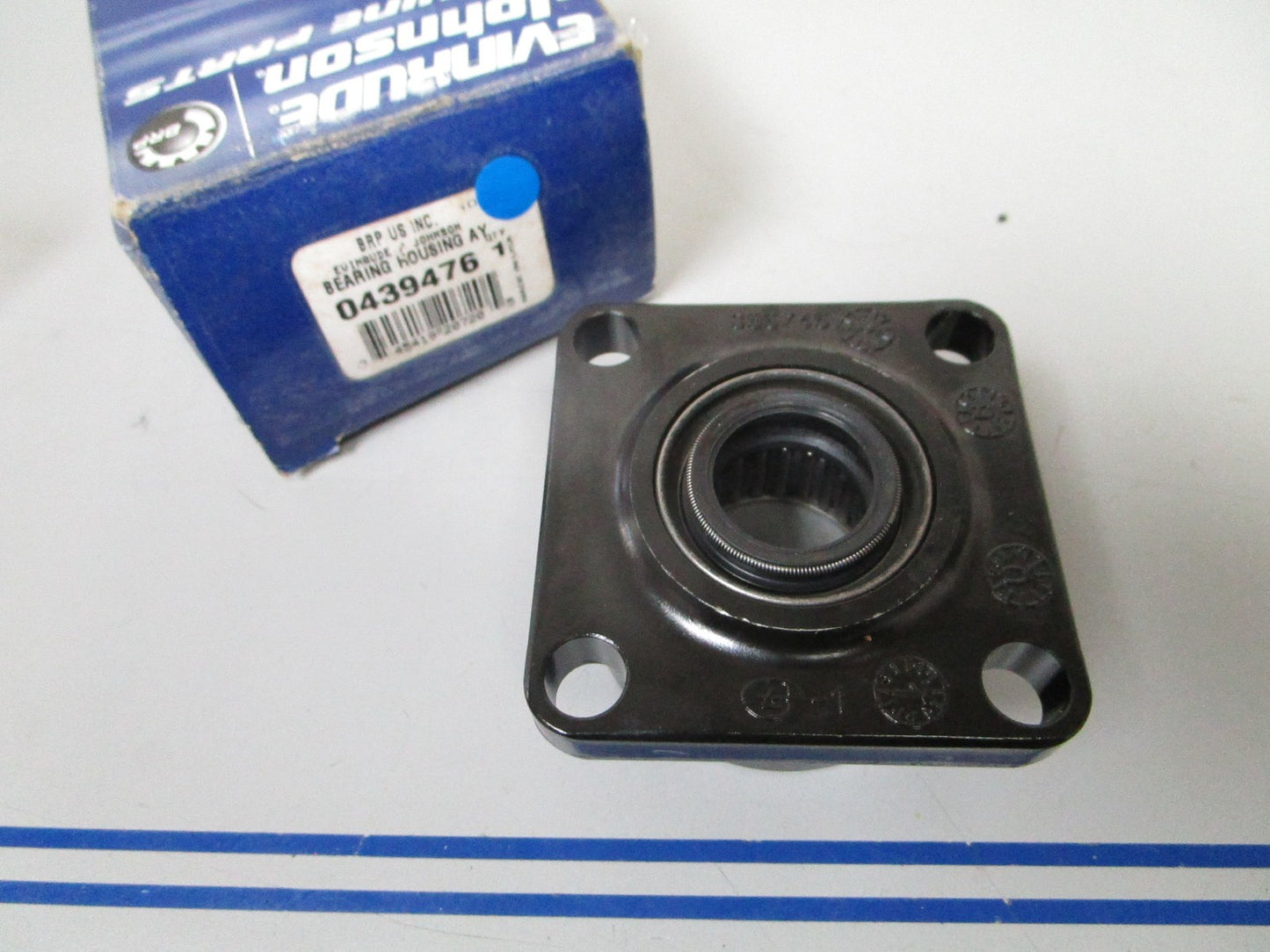 *NEW OEM* 0840 Johnson Evinrude Bearing Housing Ay 0439476 439476